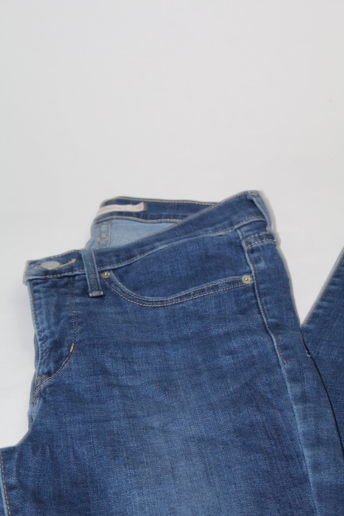 Women’s Dark Wash Slim Fit Levi's Stretch Jeans – Size 27