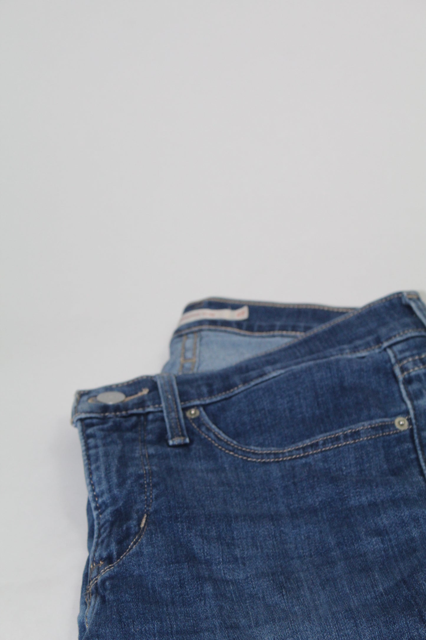 Women’s Dark Wash Slim Fit Levi's Stretch Jeans – Size 27