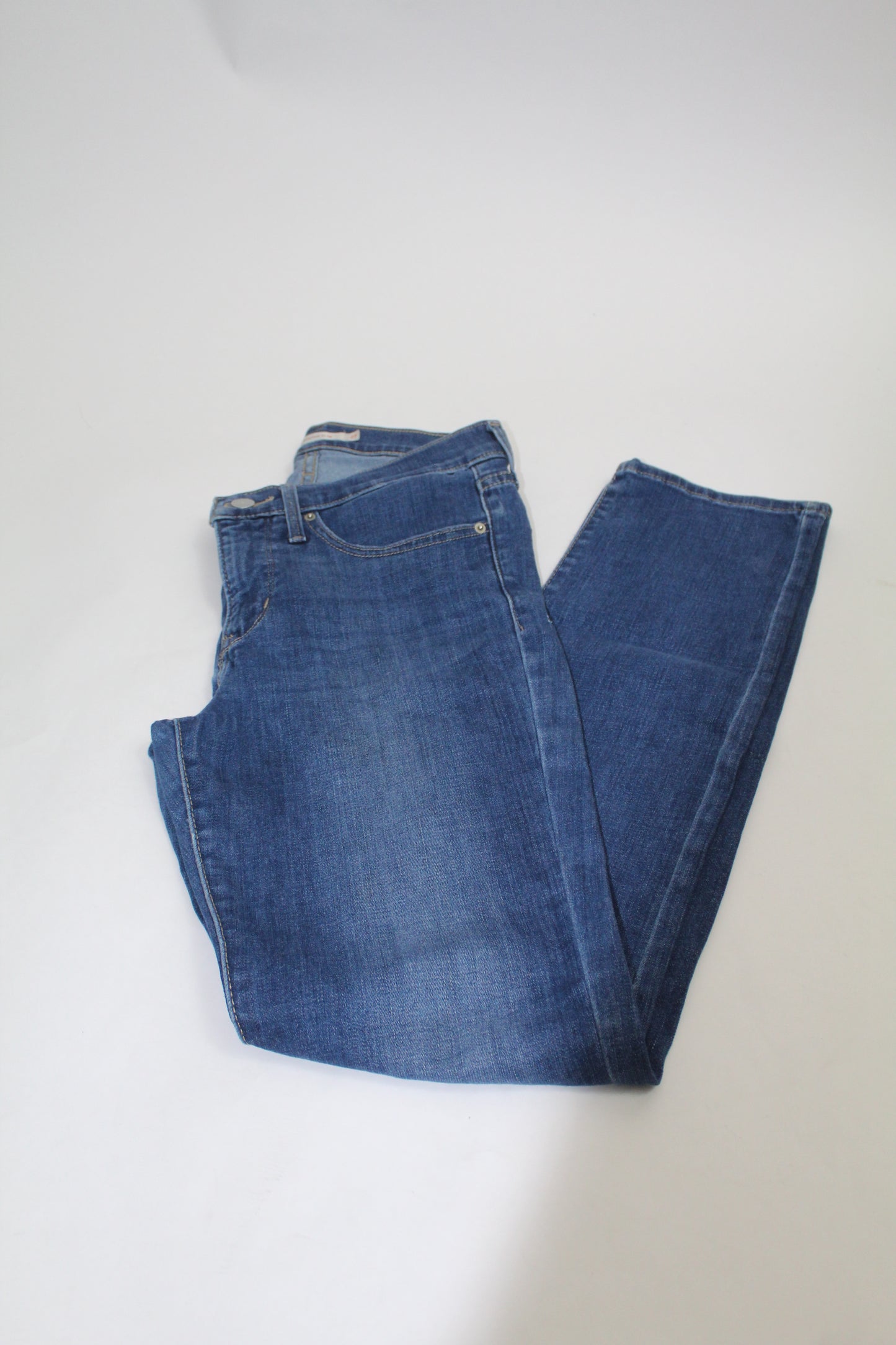 Women’s Dark Wash Slim Fit Levi's Stretch Jeans – Size 27