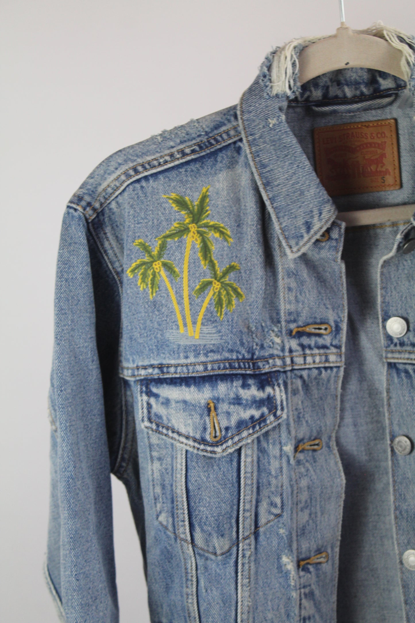Women's Cropped Levi Denim Jacket Size Small