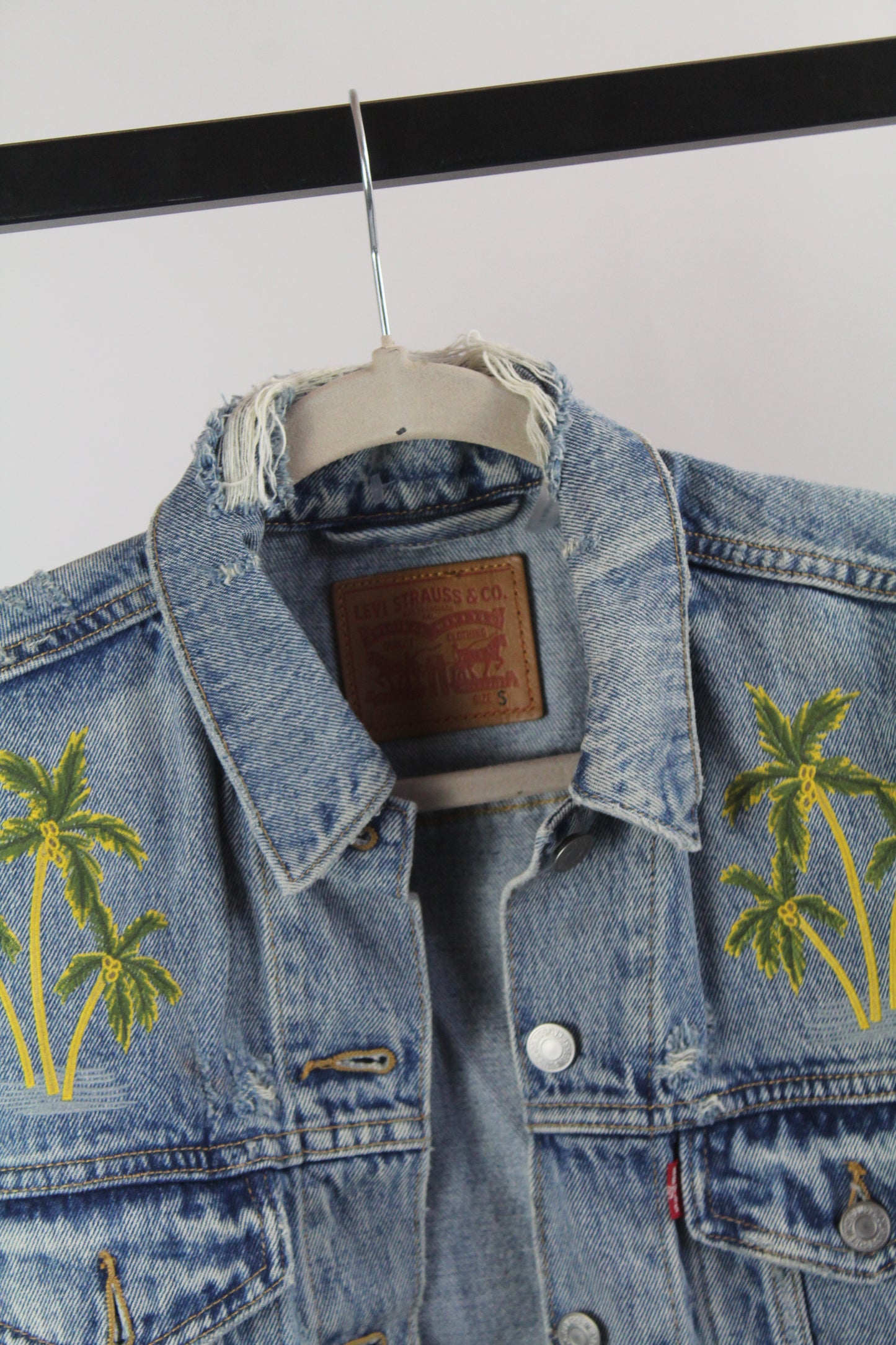 Women's Cropped Levi Denim Jacket Size Small